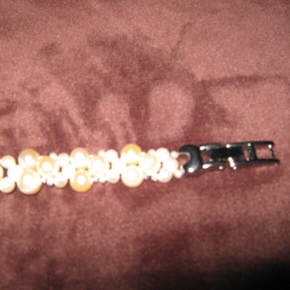 NWOT Vintage Faux Peach and Cream Pearl Ladies Dress Watch with Case - Picture 5 of 5